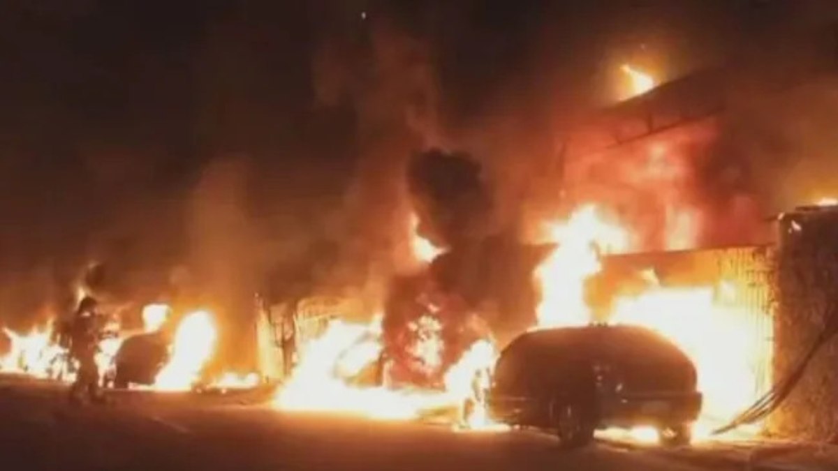 Galpão pega fogo na Zona Sul de São Paulo e destrói 12 carros - QTU Questões do Universo