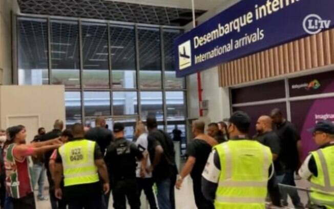 VÍDEO: Mário Bittencourt sai rodeado de seguranças para se proteger dos torcedores no aeroporto