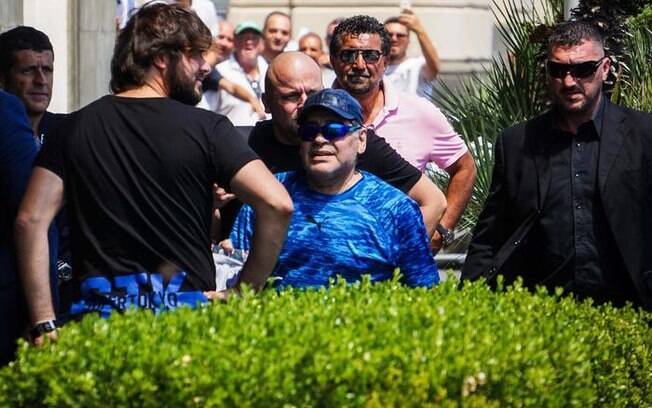 Maradona chega a Nápoles para se tornar cidadão honorário da cidade 