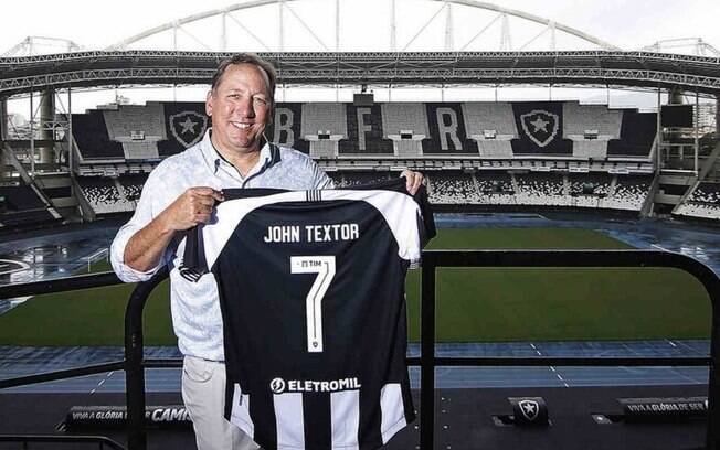 Textor anuncia que negociações com a Volt estão encerradas e Botafogo já busca nova fornecedora de uniforme