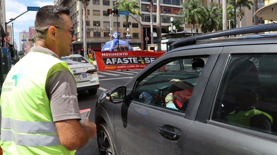 Motorista recebe orientação de colaborador durante realização de evento