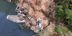 Caminhão capota e despenca de ribanceira na SP-340 em Campinas
