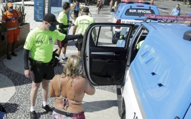Mulher estava com a família na praia de Copacabana e não respeitou o pedido da PM para sair da água Mulher estava com a família na praia de Copacabana e não respeitou o pedido da PM para sair da água