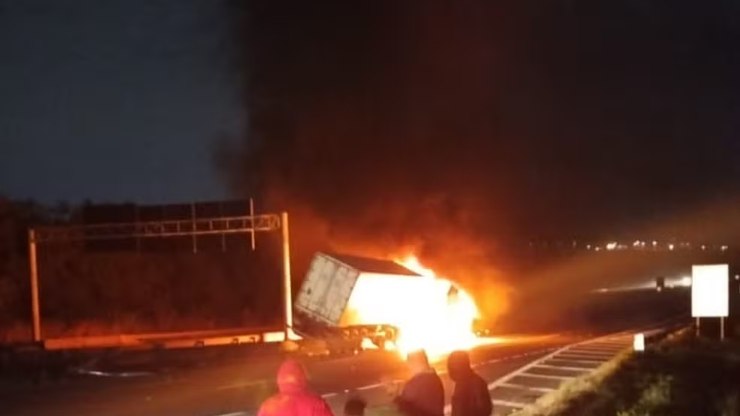Carreta tomba e pega fogo na SP-340 em Campinas