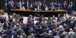 "Deputado reborn": parlamentares batem boca em votação na Câmara