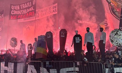 Torcida protesta com caixões de ex-presidentes do Corinthians