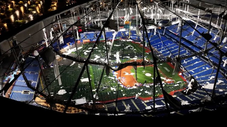 Grande parte do teto do estádio Tropicana Field foi arrancado pelos fortes ventos