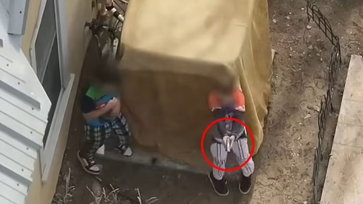 Crianças de 7 e 9 anos desobedecem polícia e levam tiro não letal
