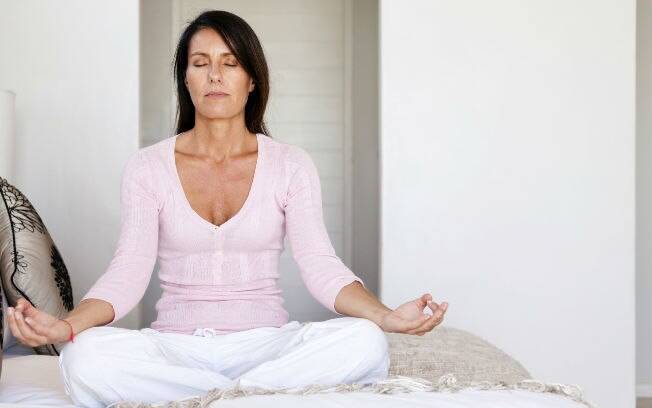 A posição Flor de Lótus (foto) é a mais adotada para meditar; também é possível realizar o exercício deitado ou sentado em uma cadeira