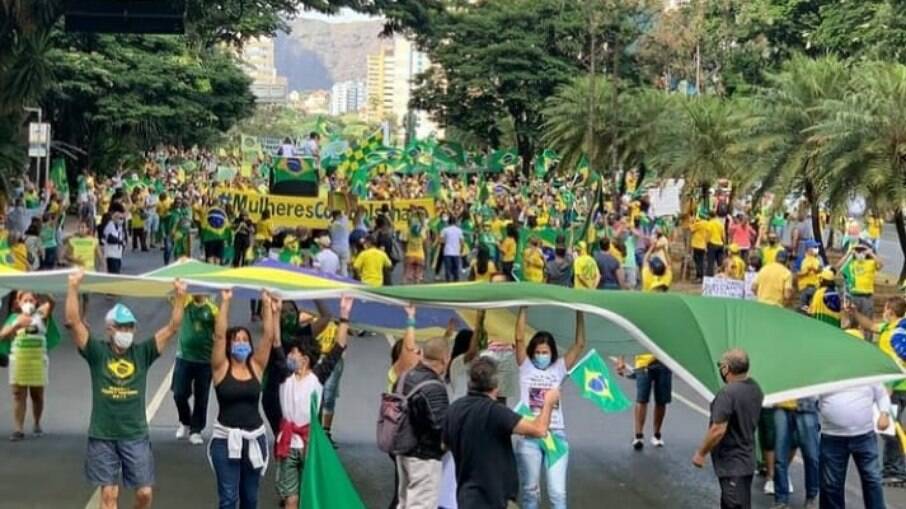 Manifestação em apoio a Bolsonaro na cidade de Belo Horizonte neste sábado (01)