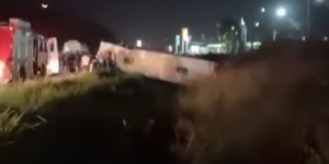 Ônibus capota após colisão com carreta e deixa feridos em PE