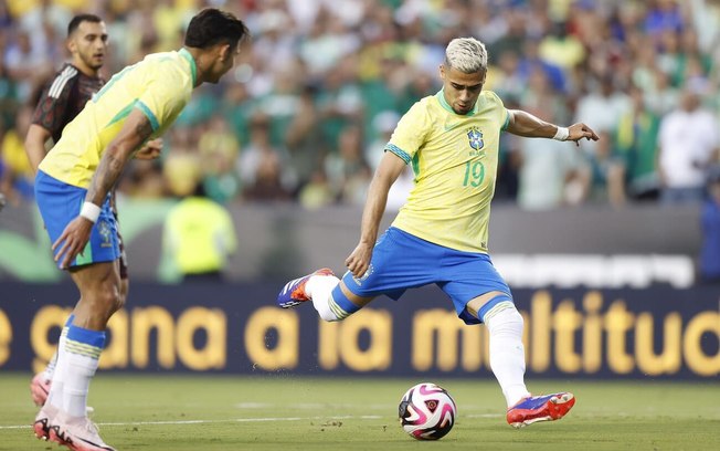 Andreas Pereira, com a camisa 19, anota seu primeiro gol pela Seleção Brasileira