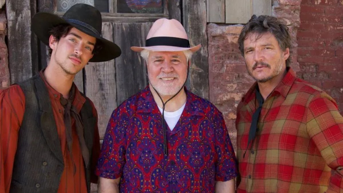 Manu Rios, Pedro Almodóvar e Pedro Pascal nas gravações de “Strange Way of Life” 