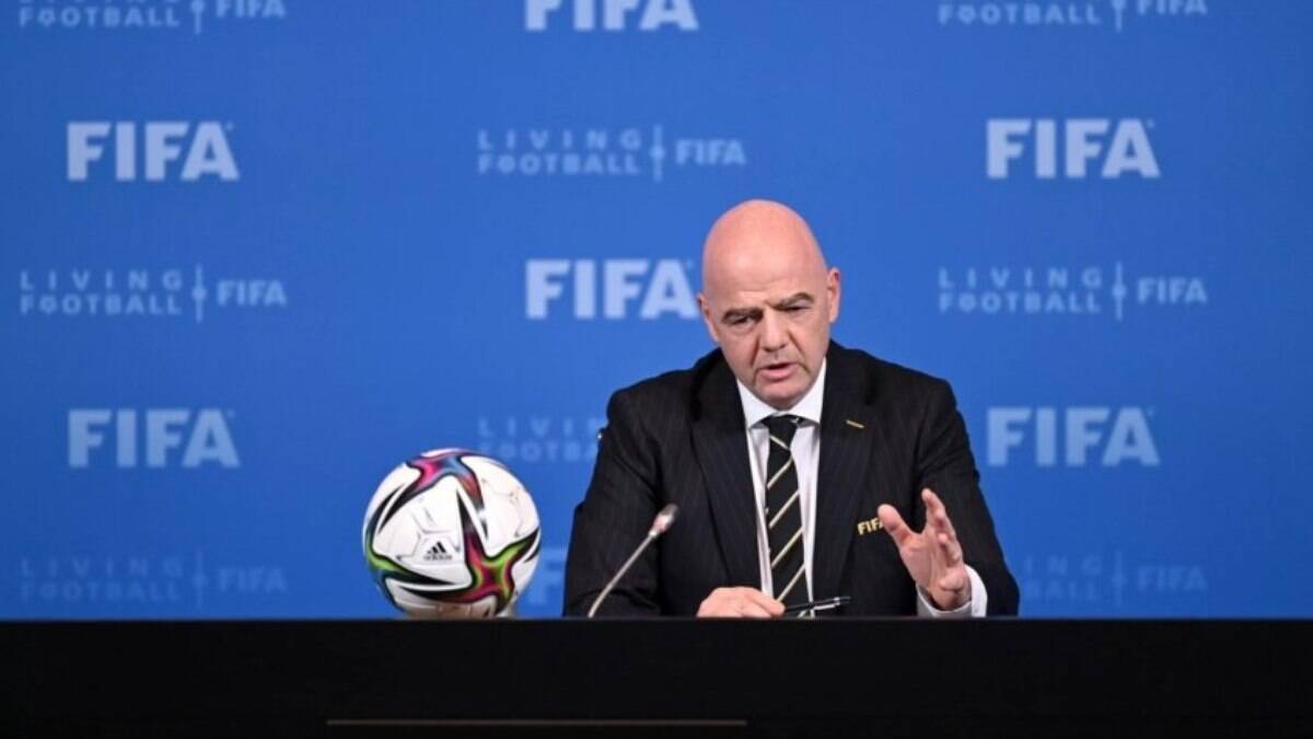 'Violência nunca é uma solução', condena Fifa após invasão russa à Ucrânia