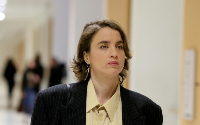 A atriz francesa Adèle Haenel assiste ao julgamento do diretor Christophe Ruggia por agressão sexual quando ela tinha entre 12 e 14 anos, em Paris, em 10 de dezembro de 2024