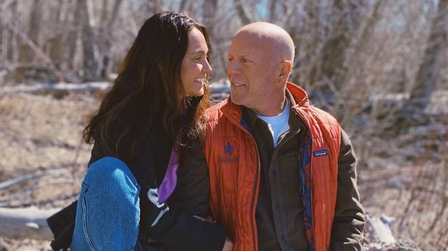 Esposa de Bruce Willis detalha rotina após 1 ano do diagnóstico de demência do ator
