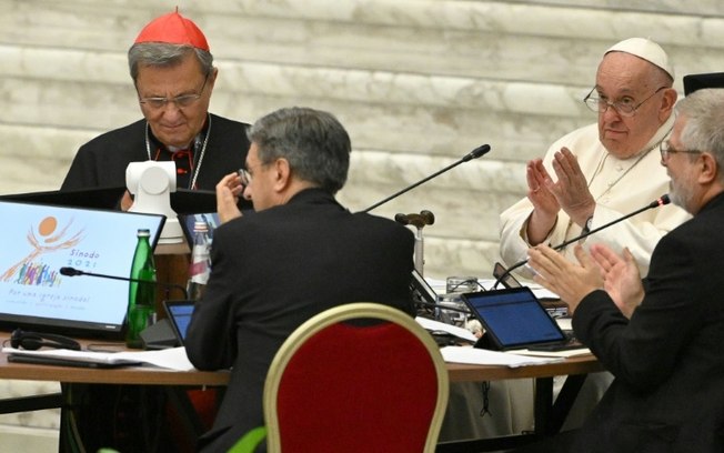 O papa Francisco comparece à segunda sessão da Assembleia-Geral Ordinária do Sínodo dos Bispos na Sala Paulo VI do Vaticano, em 26 de outubro de 2024