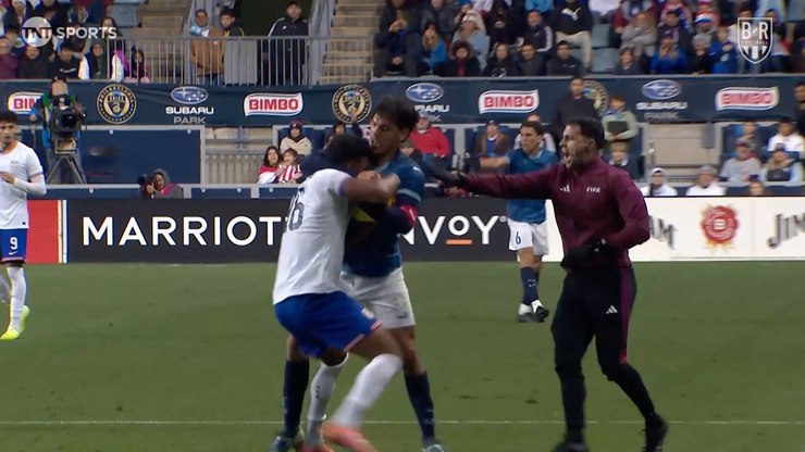 Gustavo%20G%C3%B3mez%20entra%20em%20briga%20em%20jogo%20contra%20os%20EUA