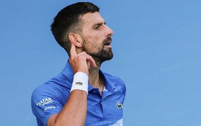 Djokovic reclama, mas despacha rival e desafia embalado Lehecka na Austrália Djokovic reclama, mas despacha rival e desafia embalado Lehecka na Austrália