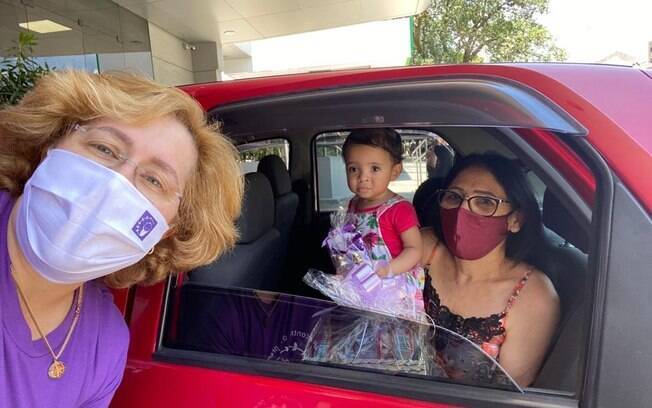 Por segurança e com os devidos cuidados, hospital realiza ‘drive-thru’ para tradicional encontro de bebês prematuros