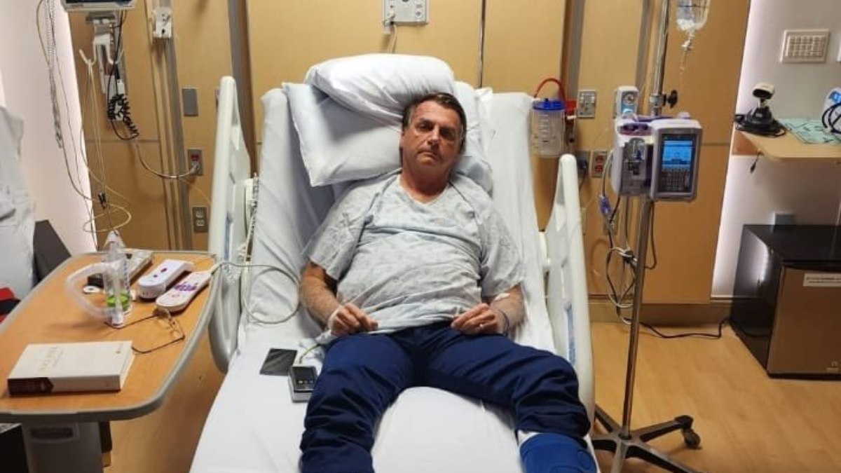 O ex-presidente Jair Bolsonaro (PL) posa para foto em cama de hospital nos EUA