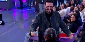 Padre Fábio de Melo doa prêmio a senhora da plateia no SBT