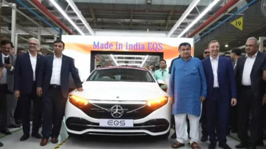 Primeiro Mercedes EQS sai da linha de montagem na Índia, na linha de montagem na cidade de Pune