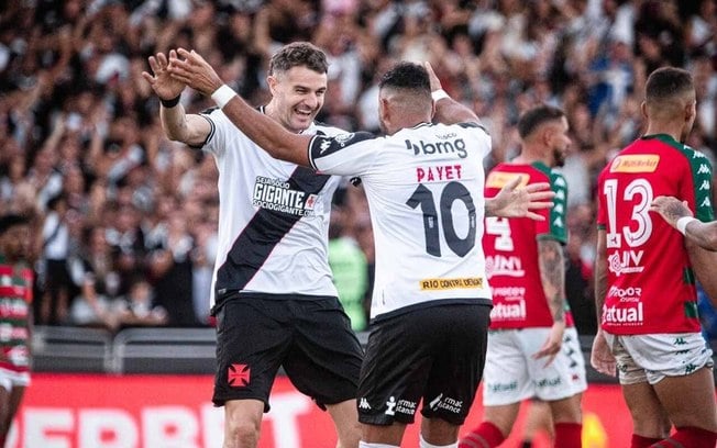 Vegetti celebra primeiro gol do Vasco. Argentino serviu Payet no começo do jogo