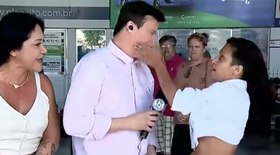 Jovem dá tapa na cara de repórter ao vivo; entenda