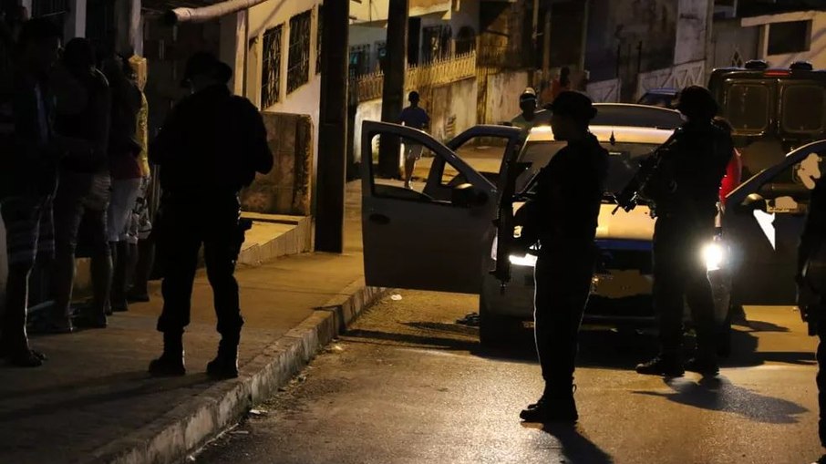 Homem apontado como chefe de facção é preso com carro de luxo e cerca de R$ 100 mil em espécie na Bahia