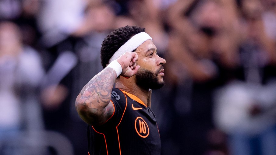 Memphis celebra gol de pênalti contra o Grêmio