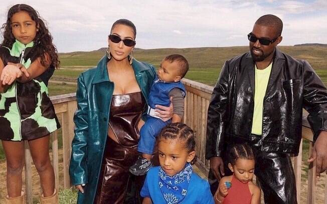 North West, filha de Kim e Kanye West, faz tour pela mansão da mãe