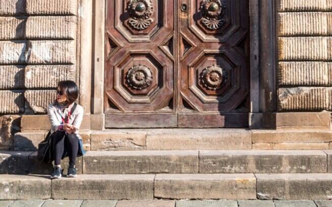 sentar-se em soleiras de porta ou no chão da cidade de Florença rende multa aos turistas