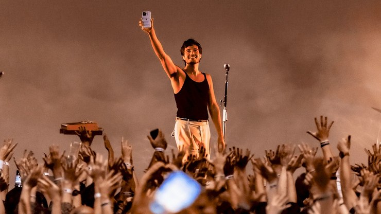 Tiago Iorc faz show lotado em São Paulo, com participação de Duda Beat