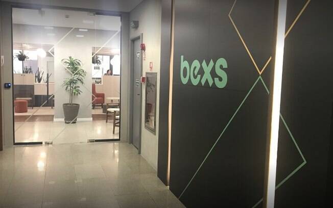logo da Bexs na sede do banco digital em São Paulo