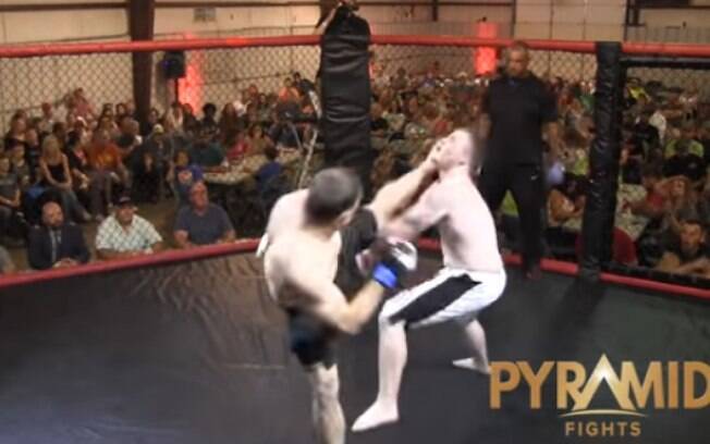 O lutador amador de MMA Jordan Fowler acerta chutaço em Dylan Goforth durante luta