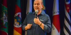 Jorginho Mello é reeleito governador de SC no 1º turno