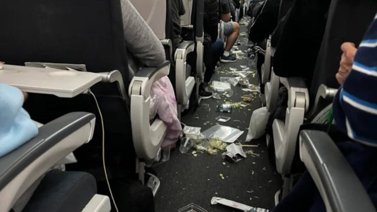 Restos de comida e bebida se espalharam por toda a cabine do avião durante forte turbulência no trajeto entre Vancouver e Cingapura