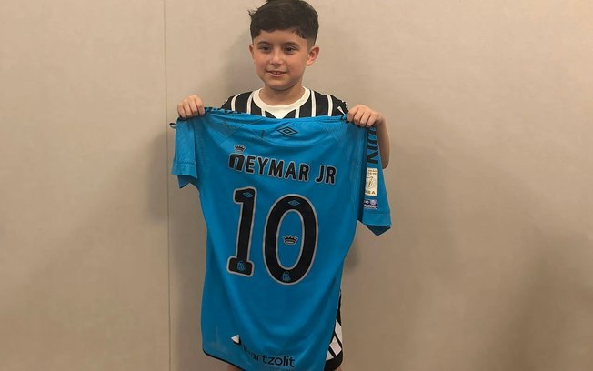 Torcedor mirim recebeu camisa de Neymar após o clássico Torcedor mirim recebeu camisa de Neymar após o clássico