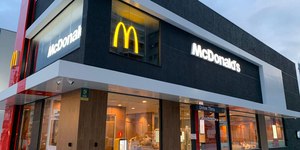 Cliente diz achar minhoca em lanche do McDonald’s; veja foto