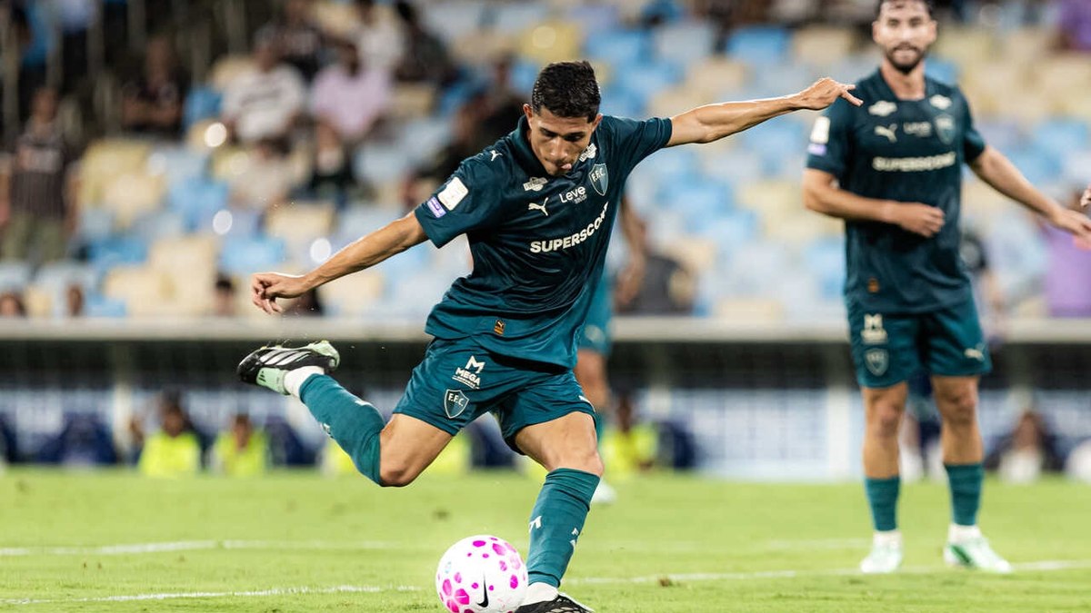 Fluminense vence Coritiba com hat-trick de Savarino e assume terceiro lugar