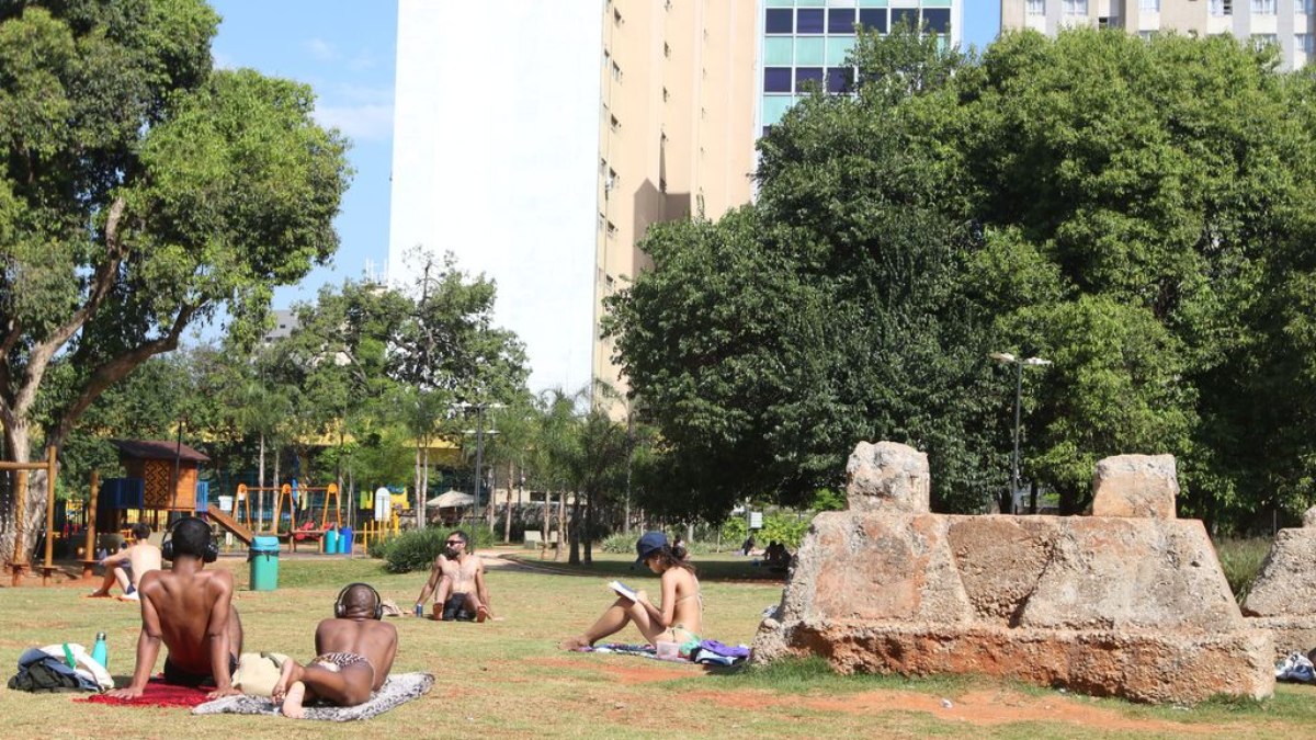 Pessoas tomam sol no Parque Augusta 