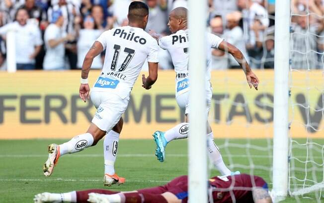 Derlis Gonzalez e Carlos Sanchez marcaram para o Santos contra o Avaí