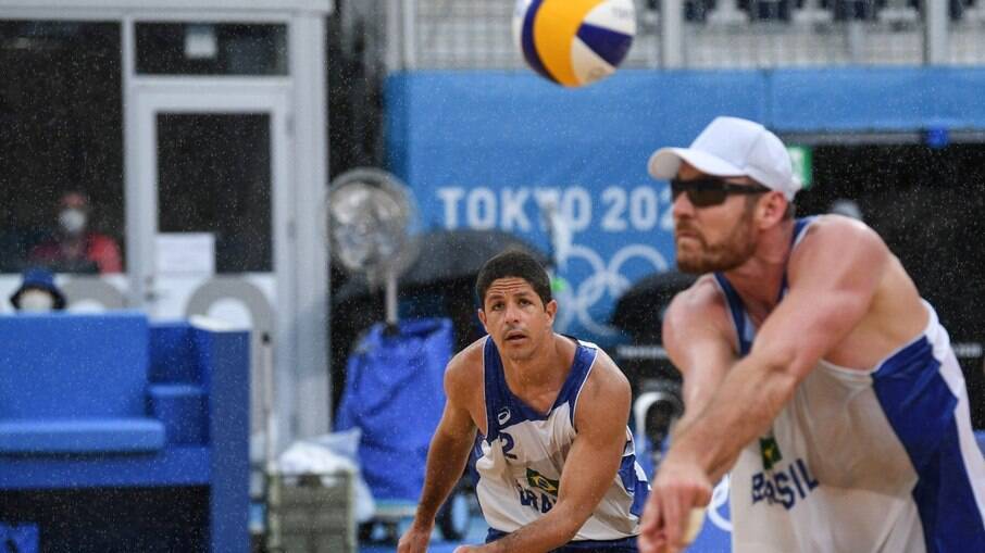 Alison e Álvaro sofrem primeira derrota do Brasil no vôlei de praia em Tóquio