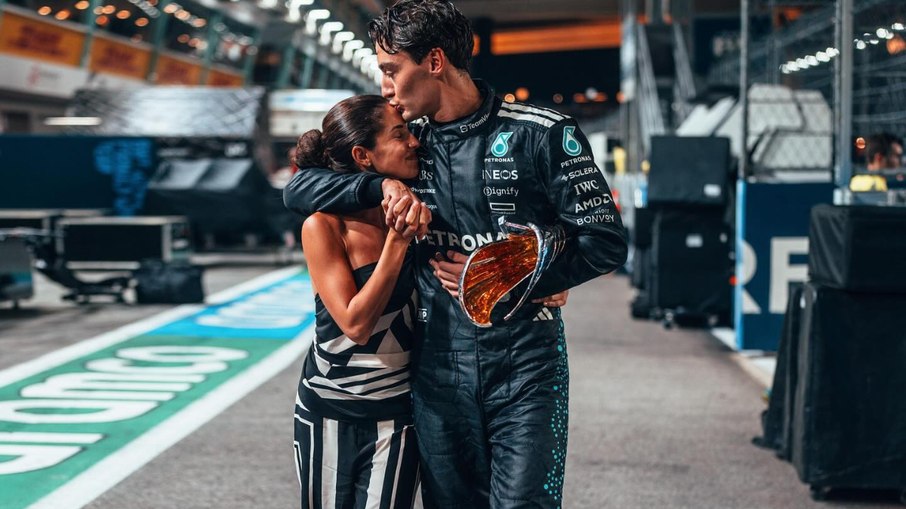 George Russell celebra vitória com namorada, Carmen