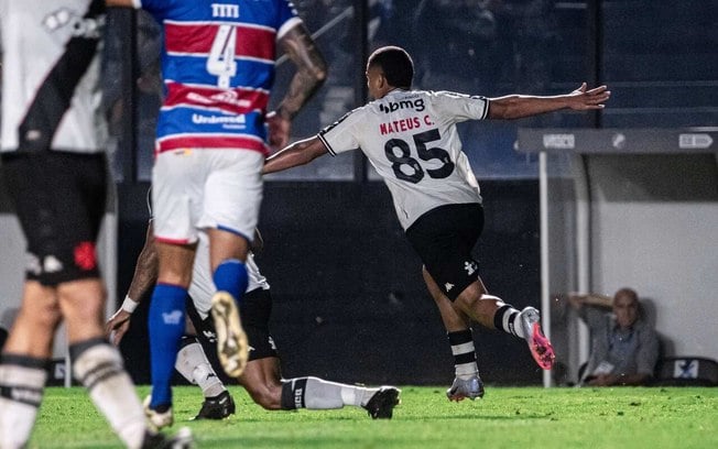 Mateus Carvalho corre em disparada para comemorar o seu gol, que abriu o caminho para o triunfo