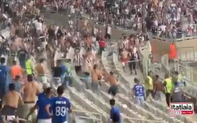 Imagem mostra briga entre torcedores do Galo e Cruzeiro