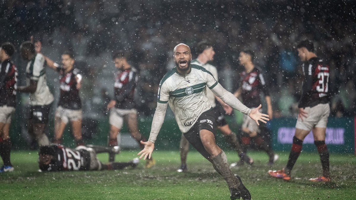 Coritiba x Athletico Paranaense contou com novo horário, muita chuva e muitos gols