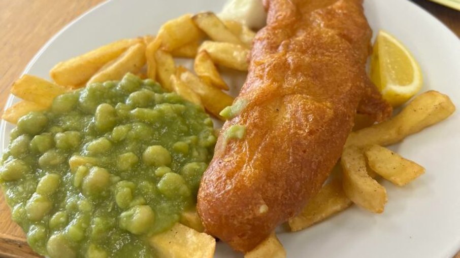 Tradicional prato na Inglaterra, o fish and chips, que leva peixe e batatas fritas, custa cerca de R$ 20 em uma escola particular