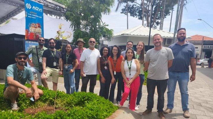 Praça Sant´Ana recebe plantio de mudas de aricá